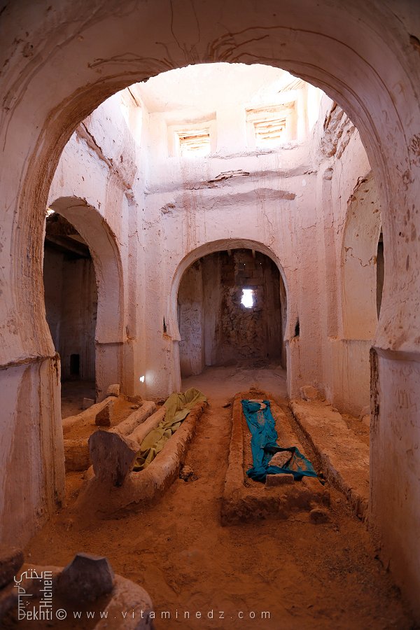 القبور العملاقة، سبعة رجال، الأضرحة والمقبرة في بلدية تبلبالة (ولاية بشار)