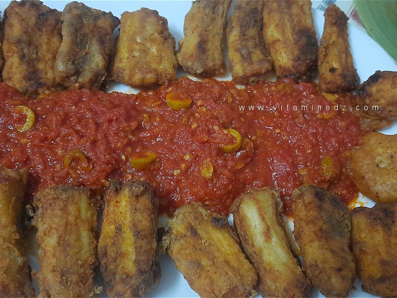 Roussette panée (farine) frite, sauce tomate