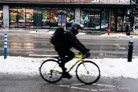 Planète (Canada/Amérique du Nord) - Pistes déneigées, pneus cloutés: comment les Québecois continuent à faire du vélo l’hiver