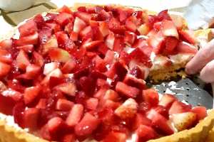 Tarte aux fraises avec pâte sablée maison, crème pâtissière et fraises fraîches