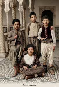 Les “Yaouleds” d’Casbah d’Alger : enfance populaire, mémoire urbaine et résistance