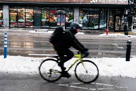 Planète (Canada/Amérique du Nord) - Pistes déneigées, pneus cloutés: comment les Québecois continuent à faire du vélo l’hiver