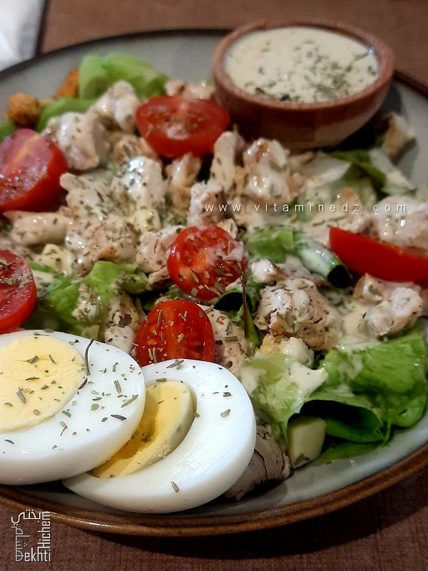 🥗 سلطة سيزر بالدجاج والبيض والطماطم الكرزية