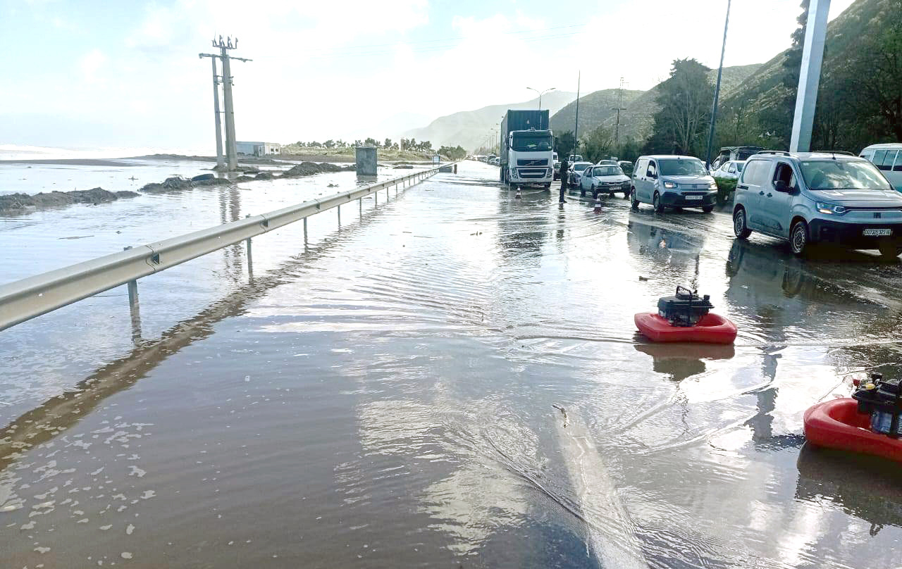 Algérie (Wilaya de Béjaïa) -  Côte est: La mer menace un axe routier vital