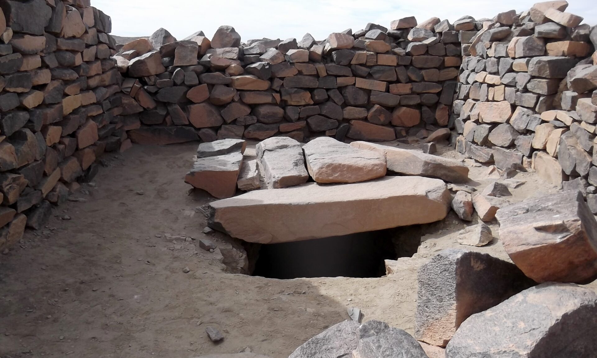 Algérie (Abalessa/Tamanrasset) -  Le mausolée de la reine Tin Hinan accueille des touristes russes