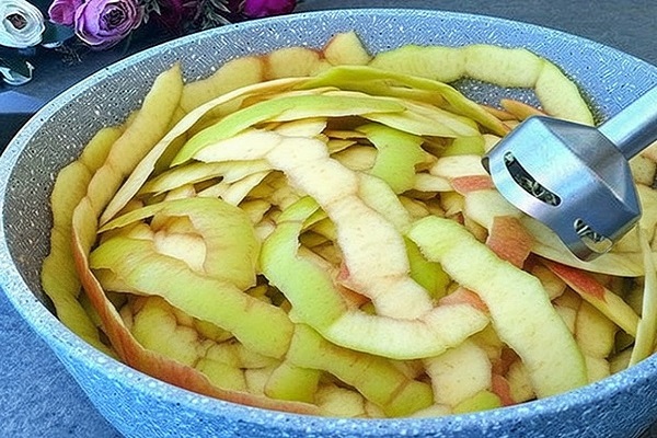 Ne jetez plus vos épluchures de pomme : la recette anti-gaspillage qui surprend