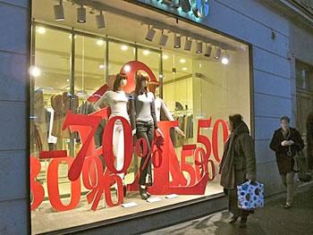 Les soldes font le plein                                    CETTE NOUVELLE PRATIQUE COMMERCIALE S'INSTALLE