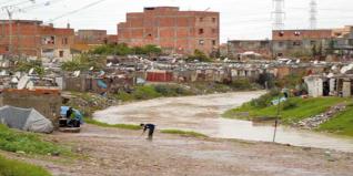 Des habitants d'un bidonville d'El Hamiz protestent devant la daïra de Roui