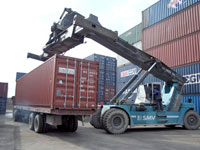 رفع التحفظ عن 600 حاوية بميناء وهران