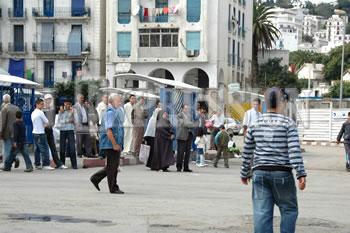 Alger au ralenti                                    L'ETUSA DE NOUVEAU EN GRÈVE