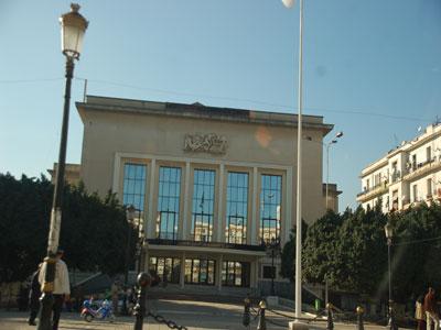 Warda, un brûlot contre les fossoyeurs du théâtre                                    Tounès présente son one-woman-show à Annaba