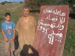 عائلة تكتب مطالبها على باب وتطوف به في الطريق الوطني                                    سكيكدة