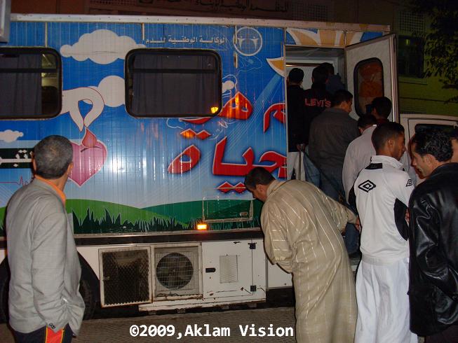 شلل بمستشفى سطيف جراء غياب المتبرعين بالدم                                    في الوقت الذي تتزايد فيه الحوادث ويكثر الطلب على الدممركز حقن الدم ينظم حملات لجمع التبرعات بالدم عبر مدن سطيف