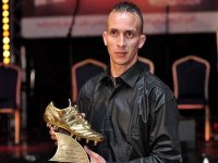 Mohamed Messaoud (ASO Chlef) reçoit le soulier d'or du meilleur buteur 2011-2012