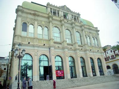 L'improvisation quitte la scène et fait son théâtre                                    Le 4e art perd du terrain et son ancrage dans la société
