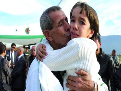 Les marins otages rentrent au pays                                    Ils sont arrivés hier à l'aéroport militaire de Boufarik