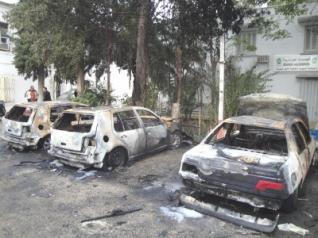 Plus de 60 contrebandiers incendient le siège des Douanes à Tébessa