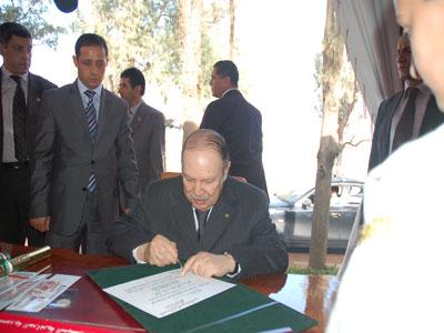 Bouteflika pose la première pierre de Djamaâ El Djazaïr                                    Elle sera la troisième plus grande mosquée du monde