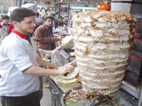 LA RESTAURATION RAPIDE EXPLOSE DANS LA CAPITALE                                    7 000 fast-foods à Alger !