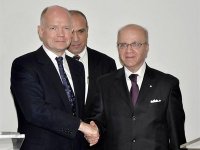 « La menace d'AQMI dans la région est réelle et nous sommes disposés pour répondre aux besoins de l'Algérie en matière d'armement »                                    Le ministre britannique des Affaires étrangères William Hague à El Khabar