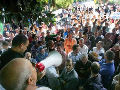 Démonstration de force des travailleurs contestataires                                    Suspension des employés de l'hôtel El Aurassi