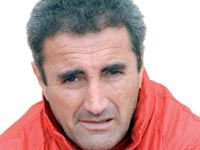 Contacté pour prendre la barre technique du MCA                                    Djamel Menad : 'Je suis indécis'