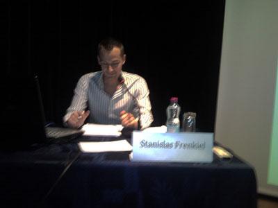 L'impressionnant travail de Stanislas Frenkiel                                    «TRAVAILLER EN FRANCE, JOUER POUR L'ALGERIE»