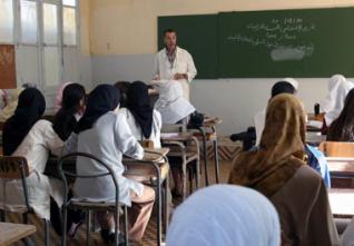 Les enseignants contractuels en sit-in continu : «Nous sommes au chômage et nos postes restent vacants»