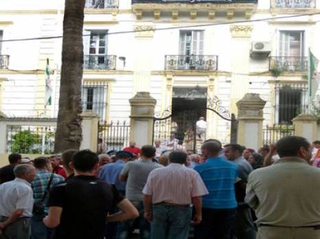 Des citoyens observent un sit-in devant le siège de la daïra                                    Dans l'espoir de bénéficier d'un toit