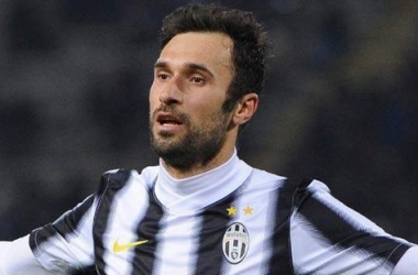 لقطة جميلة : كاسياس يكرّم فيا بإعطائه شارة القيادة