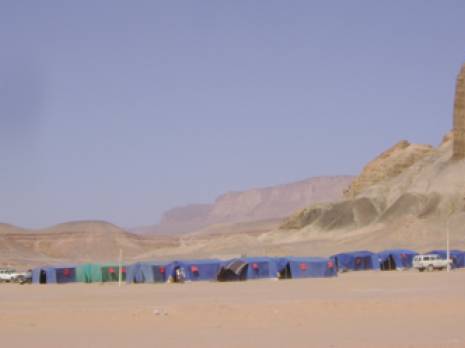 Dans le camp de transit de Tinalkoum                                    Carnet de route à la frontière algéro-libyenne