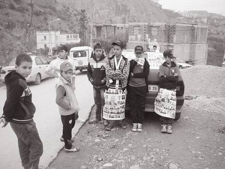 Une Jaguar sur les routes défoncées de Benchergui                                    Journée de campagne à Constantine
