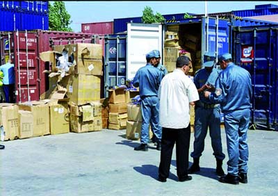 Un inspecteur principal des Douanes membre du réseau