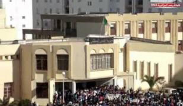 تجدد عمليات التخريب في ثانوية عمر المختار بوهران                                    أستاذان اضطرا إلى التدريس في الفناء وقرار بشن إضراب مفتوح