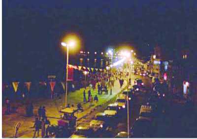 Le cours de la Révolution grouille de monde le soir