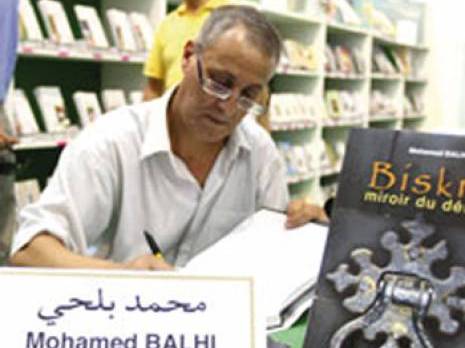 Si Biskra m'était contée '                                    Mohamed Balhi dédicace son livre au SILA