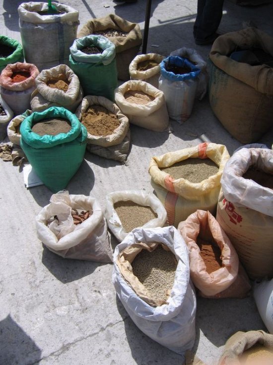 Les algériens consomment des épices mélangées avec de la terre des briques et du café au pois chiche                                    Contrefaçons et fraudes alimentaires