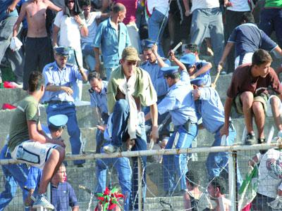Des scènes de violences omniprésentes                                    UN match de Ligue 2 professionnel de football arrêté par l'arbitre
