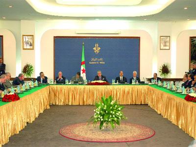 «Nous voulons construire avec vous un pacte de croissance»                                    Sellal lors de la rencontre tripartite