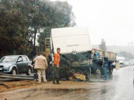 11 morts et 12 blessés à Azzaba (Skikda)                                    Collision entre un camion et un minibus