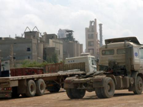 Le syndicat dénonce un déficit de 321 000 tonnes                                    Cimenterie Hadjar Soud à Skikda