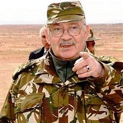Le chef d'Etat Major Gaid Salah inspecte « le plan de l'armée » pour contrôler la frontière à Tindouf                                    Rendant visite aux unités postées aux frontières