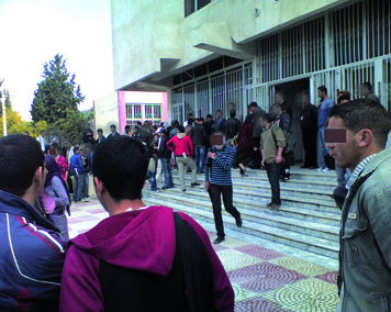 Sit-in pacifique devant le rectorat de l'université                                    BEJAIA, Etudiants affectés à Sétif et Jijel