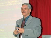 Professeur Chemseddine Chitour, Directeur du laboratoire de valorisation des énergies fossiles à l'école Polytechnique d'Alger, à Liberté                                    'Nous formons pour la France'