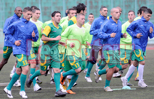 JSK : Ighil se réunit avec les joueurs avant la séance