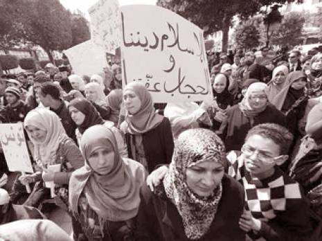 Ennahda, entre le FIS et l'AKP                                    Son succès suscite des craintes en Tunisie