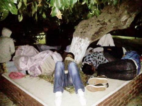 Sit-in nocturne devant le rectorat                                    Les postulants au master durcissent leur mouvement