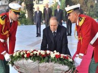 Le président Bouteflika se recueille à la mémoire des martyrs de la guerre de libération nationale