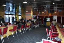 Les journalistes scrutent leurs écrans                                    Centre international de presse, suivi des élections