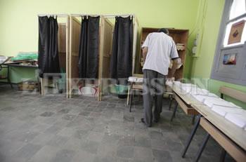 Le taux de participation peine à atteindre les 50%                                    LA MOITIE DES ELECTEURS NE SE DEPLACENT PAS AUX URNES